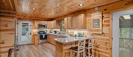 Cabaña, 2 habitaciones | Cocina privada | Refrigerador, horno, parrilla de estufa y cafetera y tetera