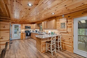 Cabin, 2 Bedrooms | Private kitchen | Fridge, oven, stovetop, coffee/tea maker