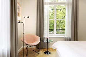 Junior Suite | Premium bedding, down comforters, pillowtop beds, minibar