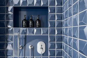 Deluxe Double Room | Bagno | Doccia, soffione a pioggia, set di cortesia firmato, asciugacapelli