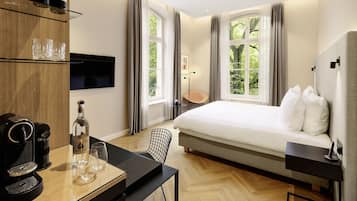 Chambre Lumière | Premium bedding, down duvets, pillow-top beds, minibar