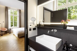 Deluxe kamer, 1 twee- of 2 eenpersoonsbedden | Badkamer | Een douche, een regendouche, designer toiletartikelen, een haardroger