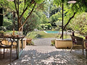 Outdoor dining - Le mas des oiseaux (Saint-Rémy-de-Provence)