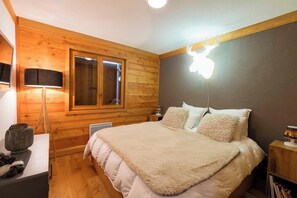 3 bedrooms, travel cot, WiFi, bed sheets