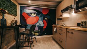 Microondas, cafetera y tetera y utensilios de cocina