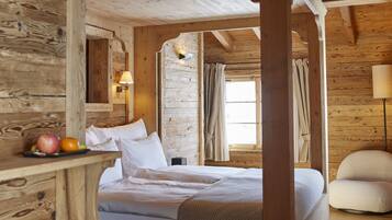 Hochwertige Bettwaren, Schreibtisch, laptopgeeigneter Arbeitsplatz