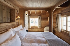Superior Double Room | Premium bedding, desk, laptop workspace, free WiFi - Berghuus Radons Gastro AG (Surses)
