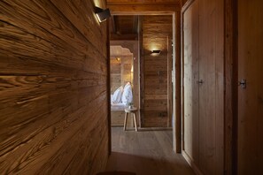 Habitación doble superior | Baño | Regadera tipo lluvia, secadora de cabello, batas, pantuflas 