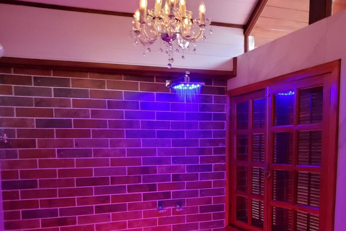 Suite Mewah | Kamar mandi | Perlengkapan mandi gratis, pengering rambut, handuk, dan sabun