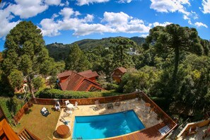 Deluxe-Suite | Pool | Außenpool, Liegestühle
