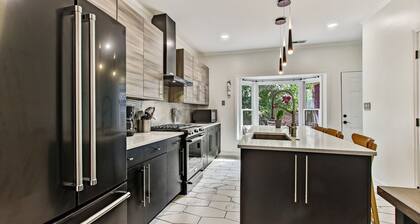 Historic Meets Chic/On Square/Park Offstreet/Walk 2 Everything