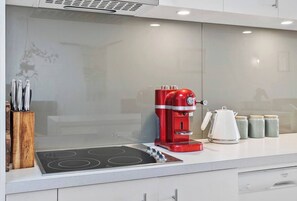 Frigorifero, microonde, forno, piano cottura