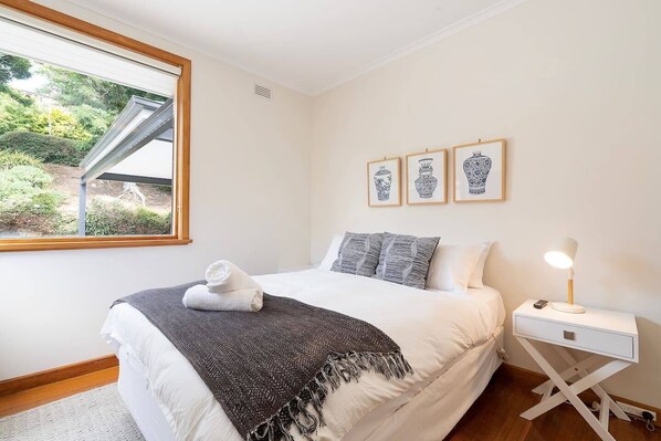 5 habitaciones, tabla de planchar con plancha, cuna de viaje y wifi 