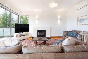 Una chimenea, libros