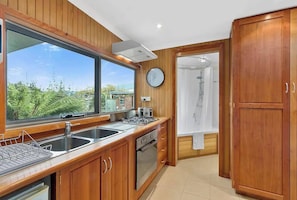 Fridge, microwave, oven, stovetop - Forty South Cottage A Secluded Waterside Getaway (Lindisfarne)