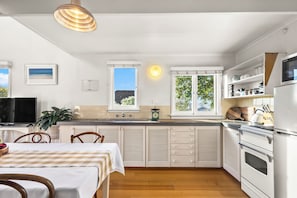 Coffee/tea maker, fridge, microwave, oven - The Stables Charming Loft with Derwent River Views (Dynnyrne)