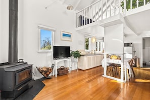 Interior - The Stables Charming Loft with Derwent River Views (Dynnyrne)