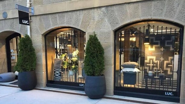 Un bâtiment doté de grandes fenêtres et d’une enseigne sur laquelle on peut lire « LUC ».