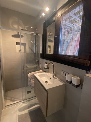 Douche, séchoir à cheveux, serviettes fournies, savon