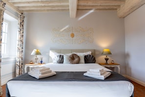 Signature-Doppelzimmer, 1 King-Bett, Gartenblick (Narciso) | 1 Schlafzimmer, Minibar, Zimmersafe, individuell dekoriert