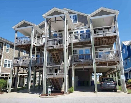Oceanside Triplex Condo, steps from the sand w/ stunning ocean views!