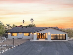 Exterior - Skyline: 5 bed/6 bath, amazing views, tennis & basketball courts, pool, hot tub (Catalina Foothills)