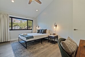 5 habitaciones, escritorio y tabla de planchar con plancha 