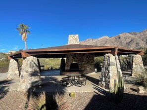 Outdoor dining - Skyline: 5 bed/6 bath, amazing views, tennis & basketball courts, pool, hot tub (Catalina Foothills)