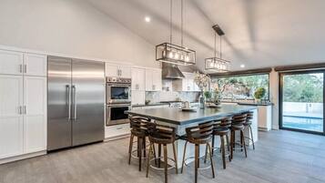 Een koelkast, een magnetron, een oven, een kookplaat