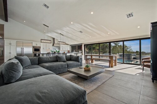 Skyline: 5 bed/6 bath, amazing views, tennis & basketball courts, pool, hot tub