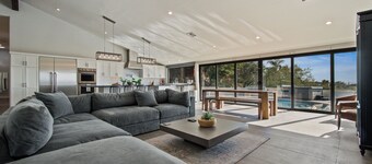 Skyline: 5 bed/6 bath, amazing views, tennis & basketball courts, pool, hot tub