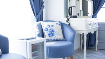 Deluxe-værelse - 1 queensize-seng | Opholdsområde | 16-tommers LCD-tv med kabelkanaler, tv