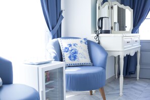 Rom – deluxe, 1 queensize-seng | Oppholdsområde | En 16-tommers LCD-TV med kabel-kanaler samt TV