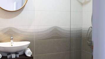 Chuveiro, produtos de toalete grátis, secador de cabelo