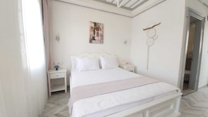 Standard Room, 1 Queen Bed, Sea View | Bathroom sink