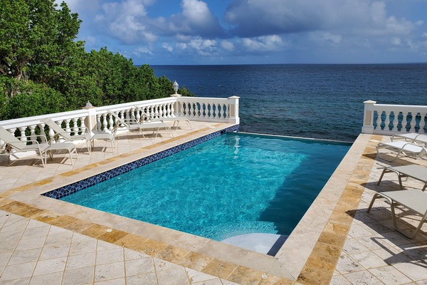 Pool & Chaise Lounges