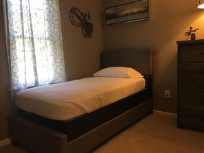 3 habitaciones, tabla de planchar con plancha, wifi y ropa de cama 