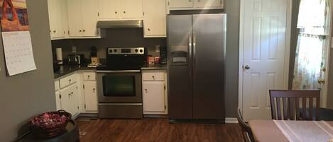 Geladeira, micro-ondas, fogão, cooktop