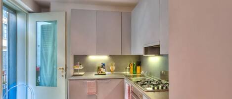 Kylskåp, mikrovågsugn, ugn och spishäll