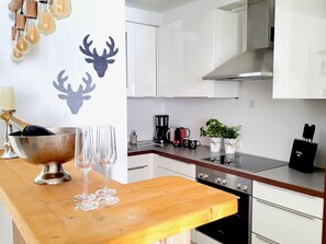 Jääkaappi, uuni, liesi, astianpesukone