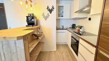 Wasserkocher mit Kaffee-/Teezubehör, Kühlschrank, Ofen, Herdplatte