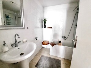 Combined shower/tub, hair dryer, towels, soap