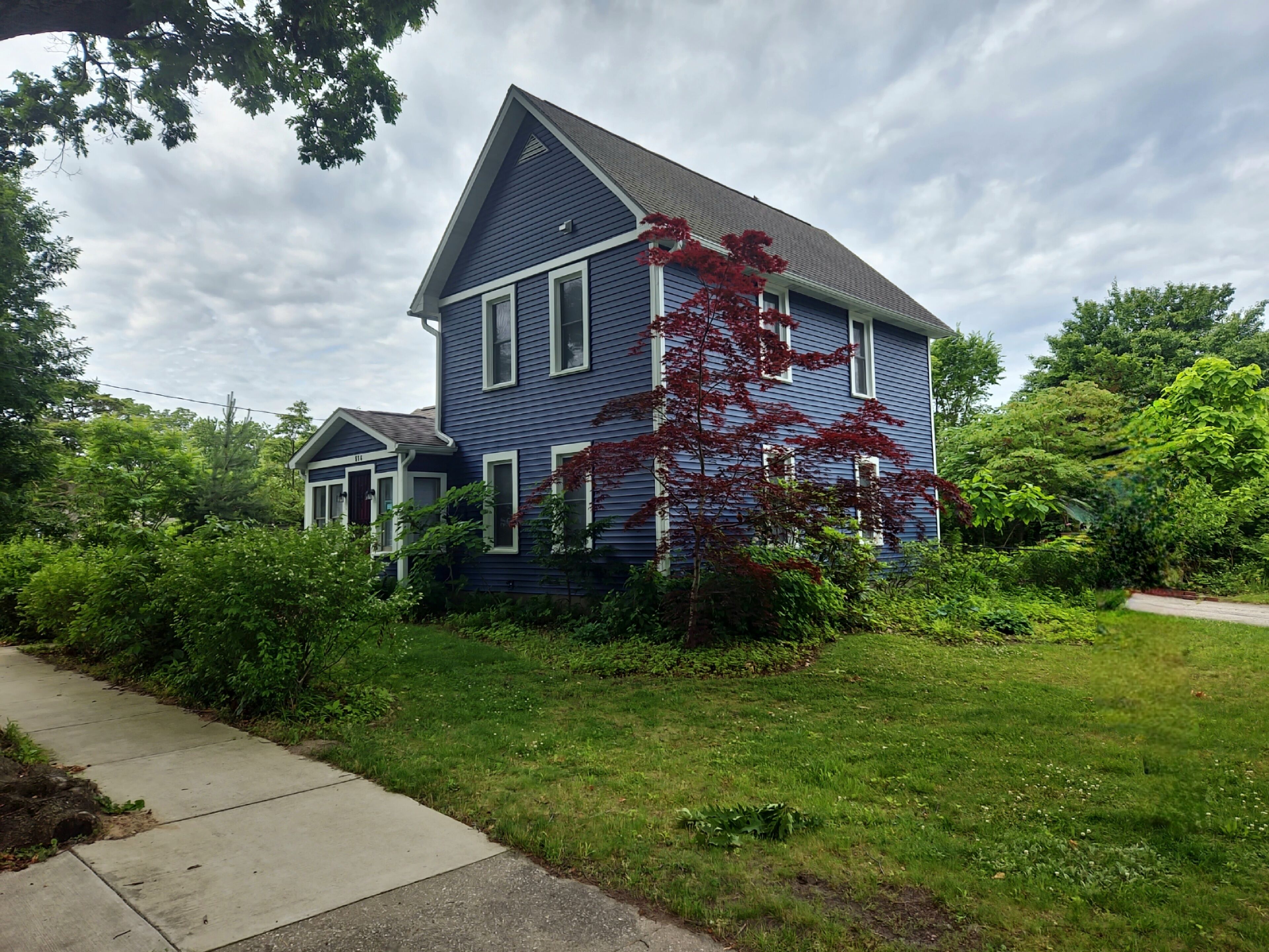 Aug & Sept dates open! 2 nt min! Walk to town! Family & pet friendly! BIG yard!