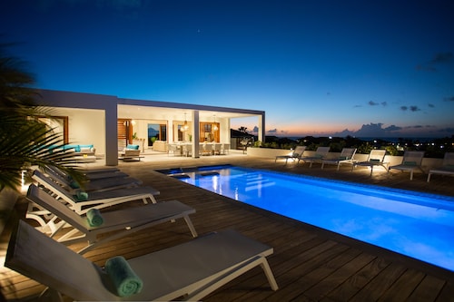 Amazing luxury villa on Vista Royal Jan Thiel, seaview only 3 min. to the beach.