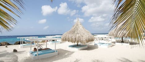 Playa en los alrededores y camastros