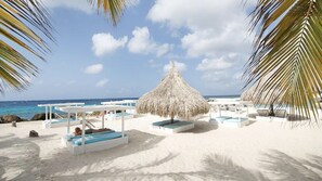 Plage à proximité, chaises longues