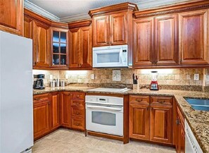 Frigorifero, microonde, forno, piano cottura