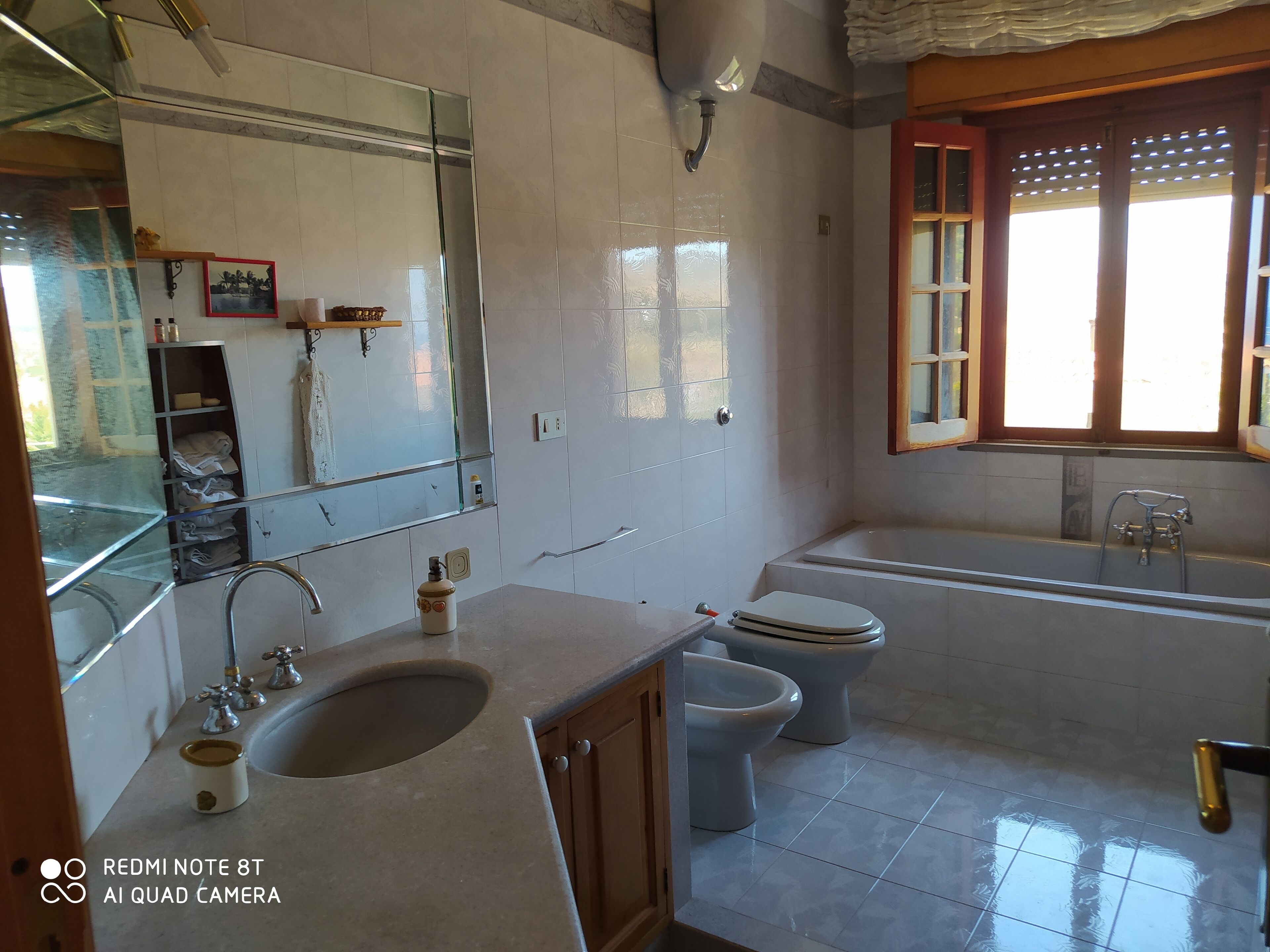 Baignoire, sèche-cheveux, bidet, serviettes fournies
