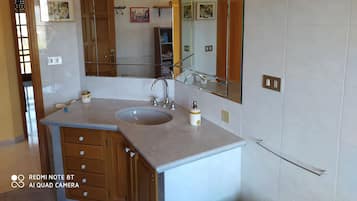 Bathtub, hair dryer, bidet, towels
