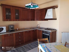 Een koelkast, een microgolfoven, een oven, een kookplaat